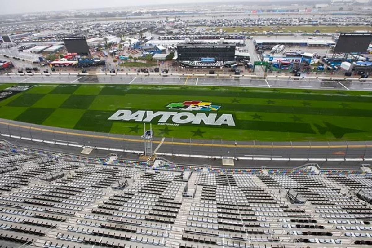 Daytona 500 Delay (2)