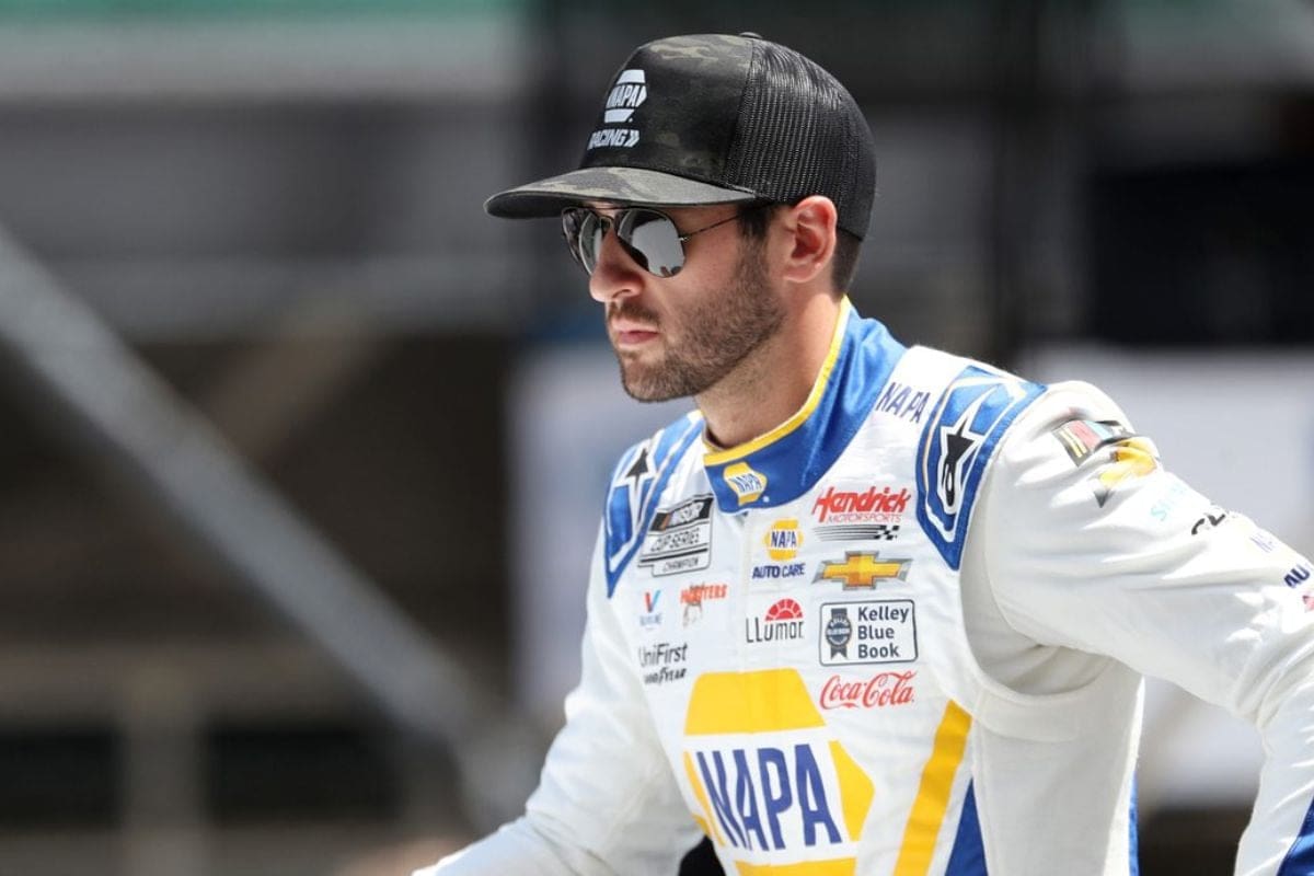 Chase Elliott Dismisses Selfish Tactics in Kyle Larson Battle 1